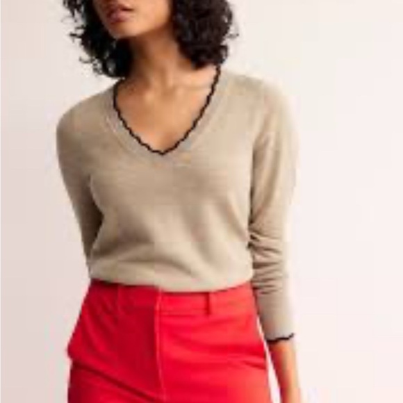 Boden Sweaters - Boden Brown Merino Scallop V-Neck sweater brown black size xl